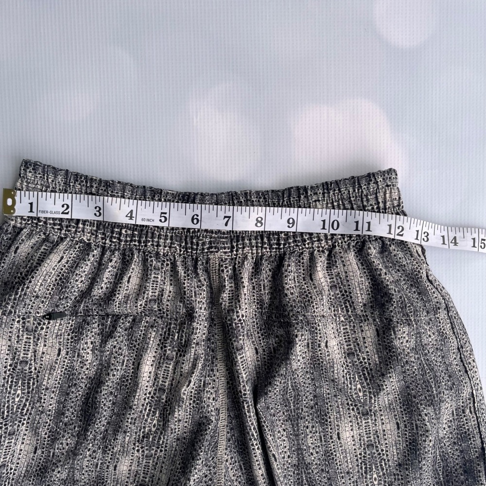 Vuori Shorts Grey White Womens Small Gym Workout Fitness Yoga Running Activewear - Picture 7 of 8